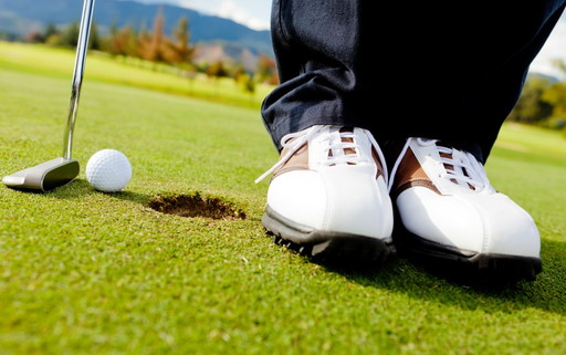 ゴルフシューズは履きやすく歩きやすいスパイクレスから始める