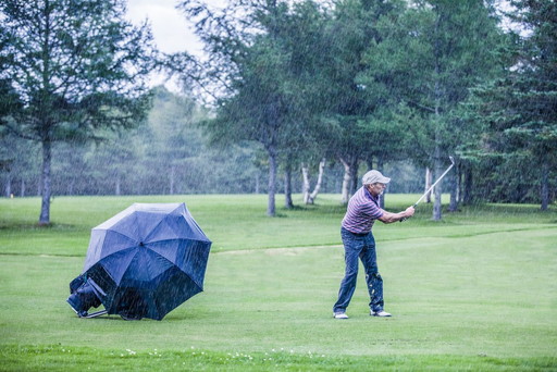 雨の日の必需品 マストアイテムのゴルフレインウェア ゴルフ初心者のファッションガイド じゃらんゴルフ